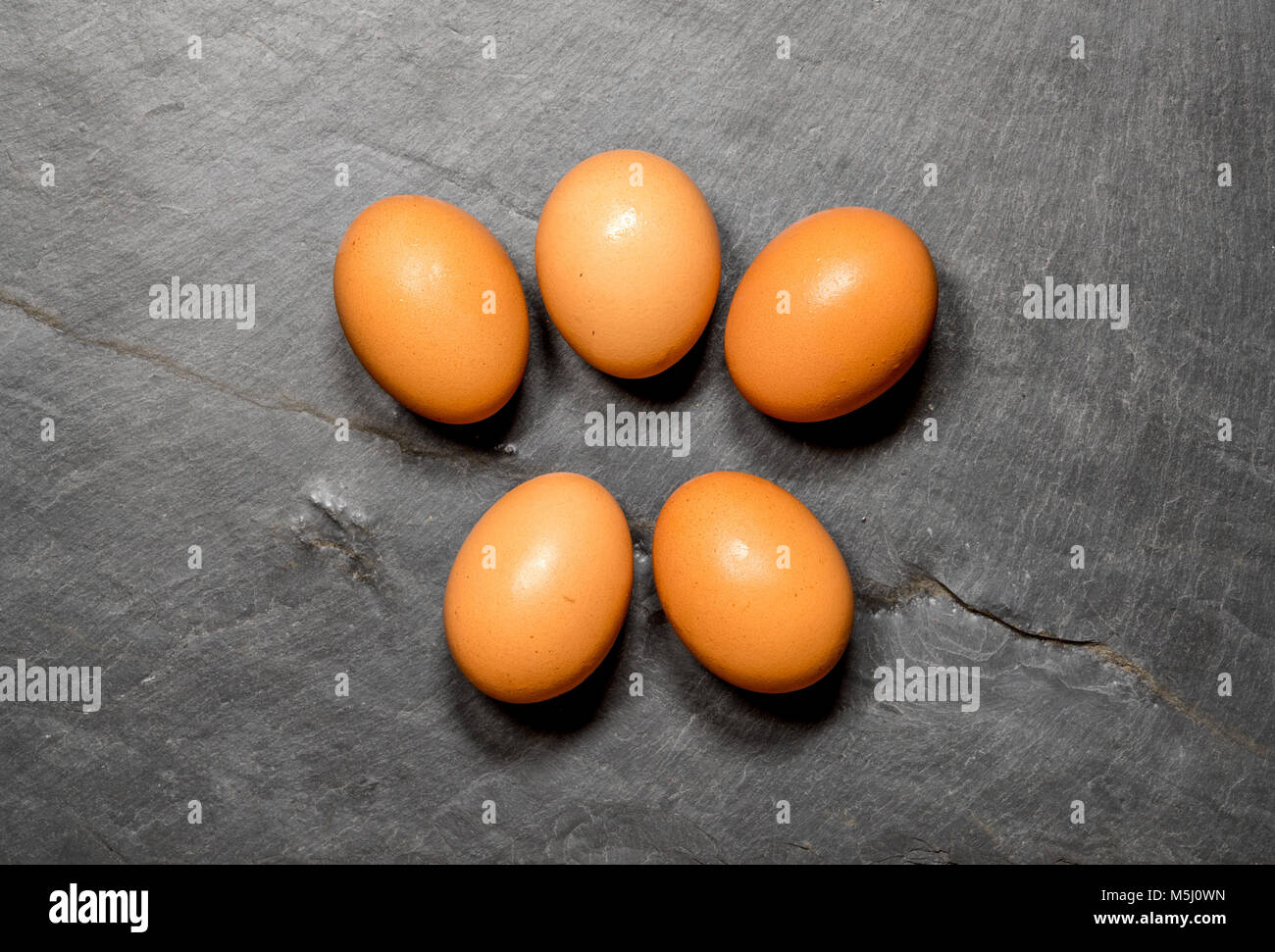 Muster der Eier auf rustikalen Schiefer Tisch für Ostern Stockfoto