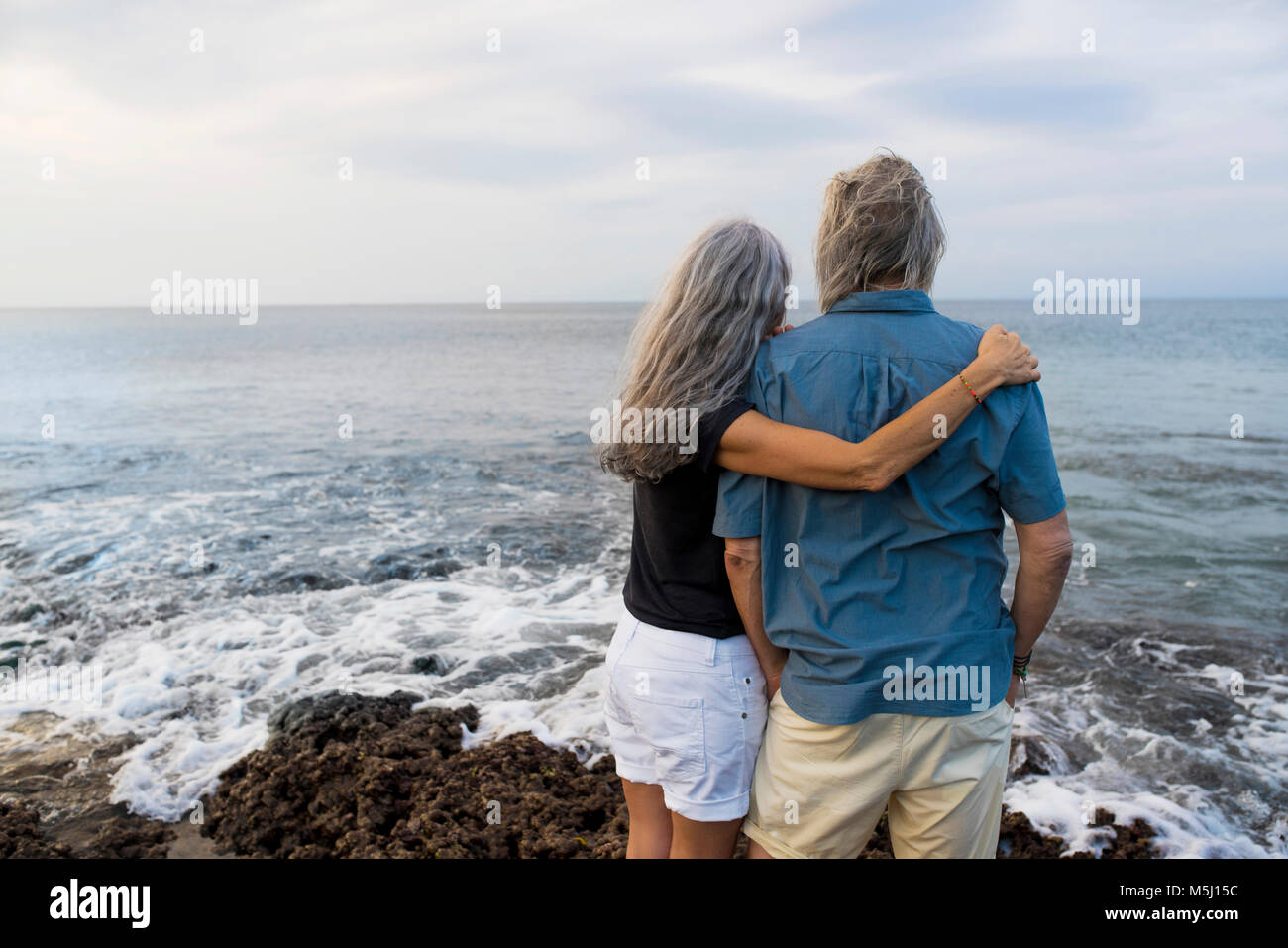 Senior Paar am Meer suchen, Ansicht von hinten Stockfoto