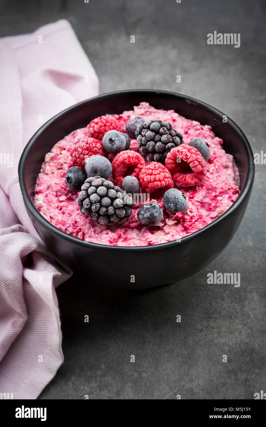 Über Nacht Hafer mit gefrorenen Beeren Stockfoto