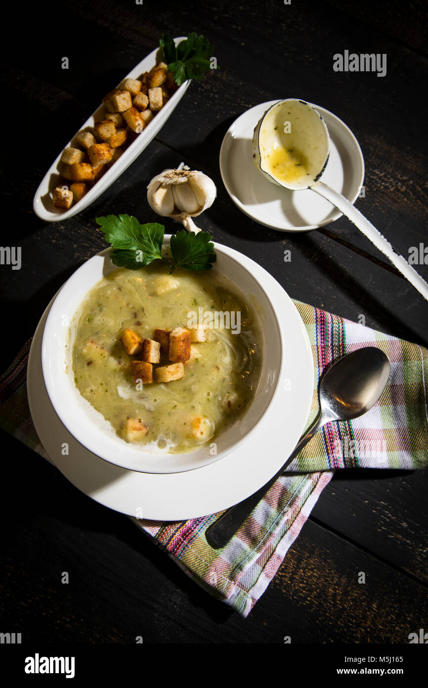 Suppe mit croutons -Fotos und -Bildmaterial in hoher Auflösung – Alamy