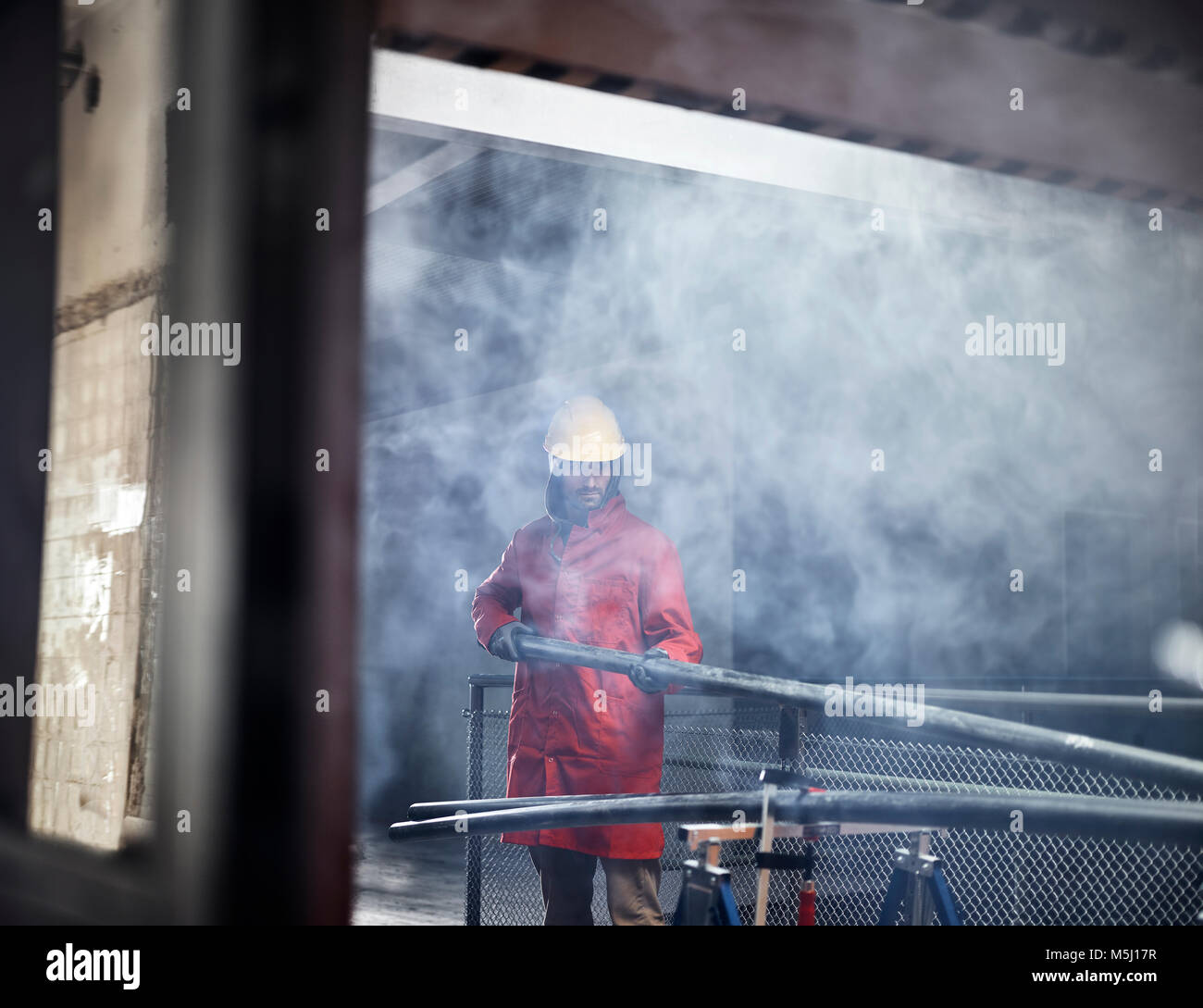 Handwerker tragen Schutzhelm bei der Arbeit Stockfoto