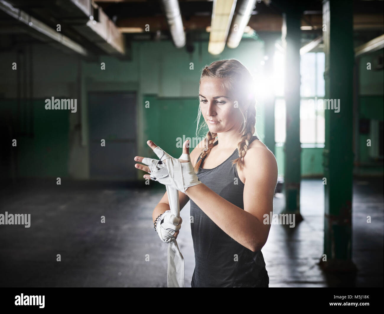 Weibliche Martial Artist Vorbereitung auf einen Kampf Stockfoto