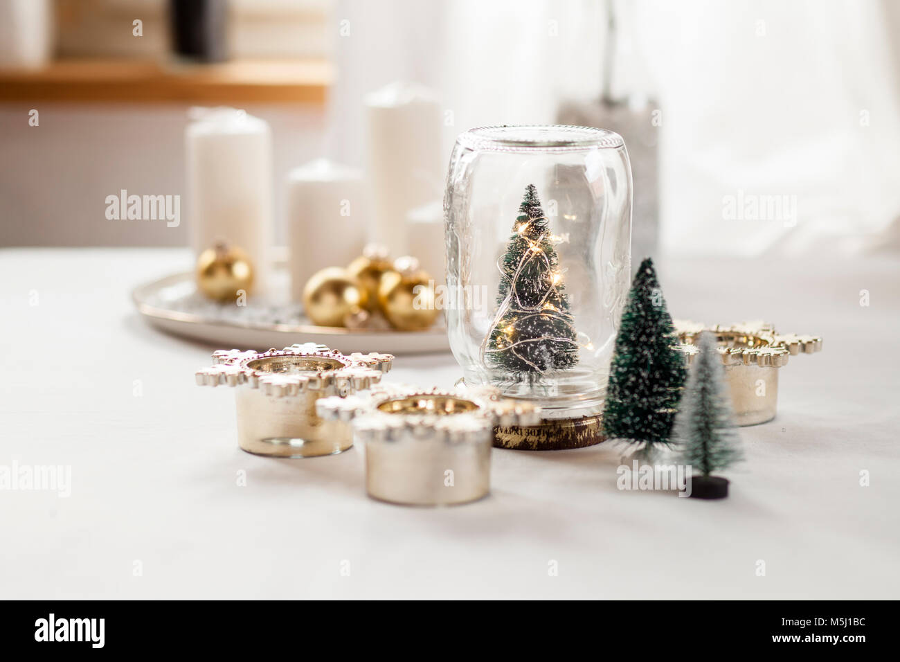 Weihnachts-Dekoration auf Tisch Stockfoto