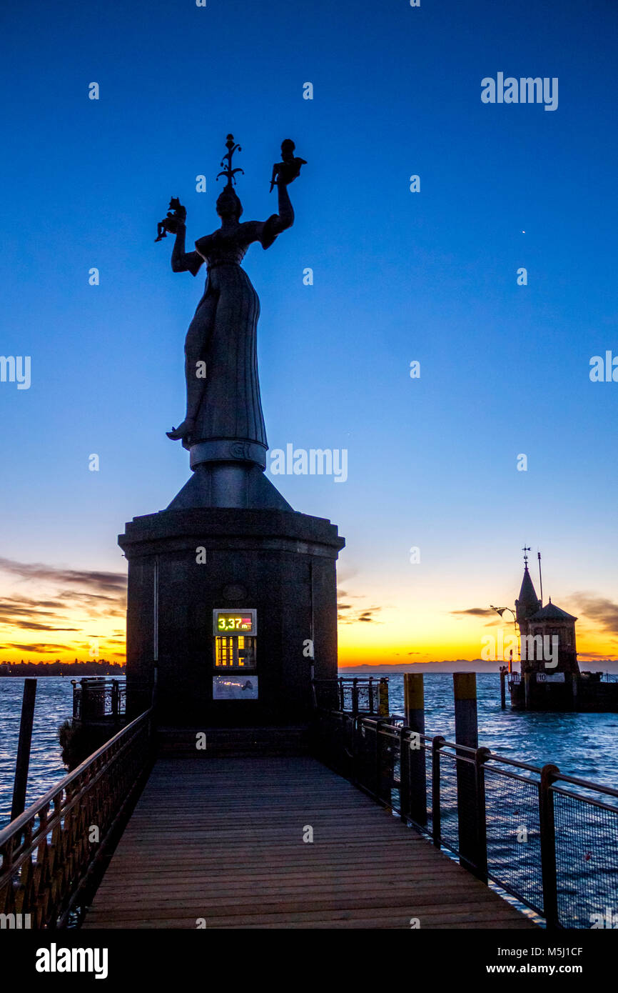 Deutschland, Baden-Württemberg, Bodensee, Bodensee, IMPERA am Hafen Eingang, sunrise Stockfoto