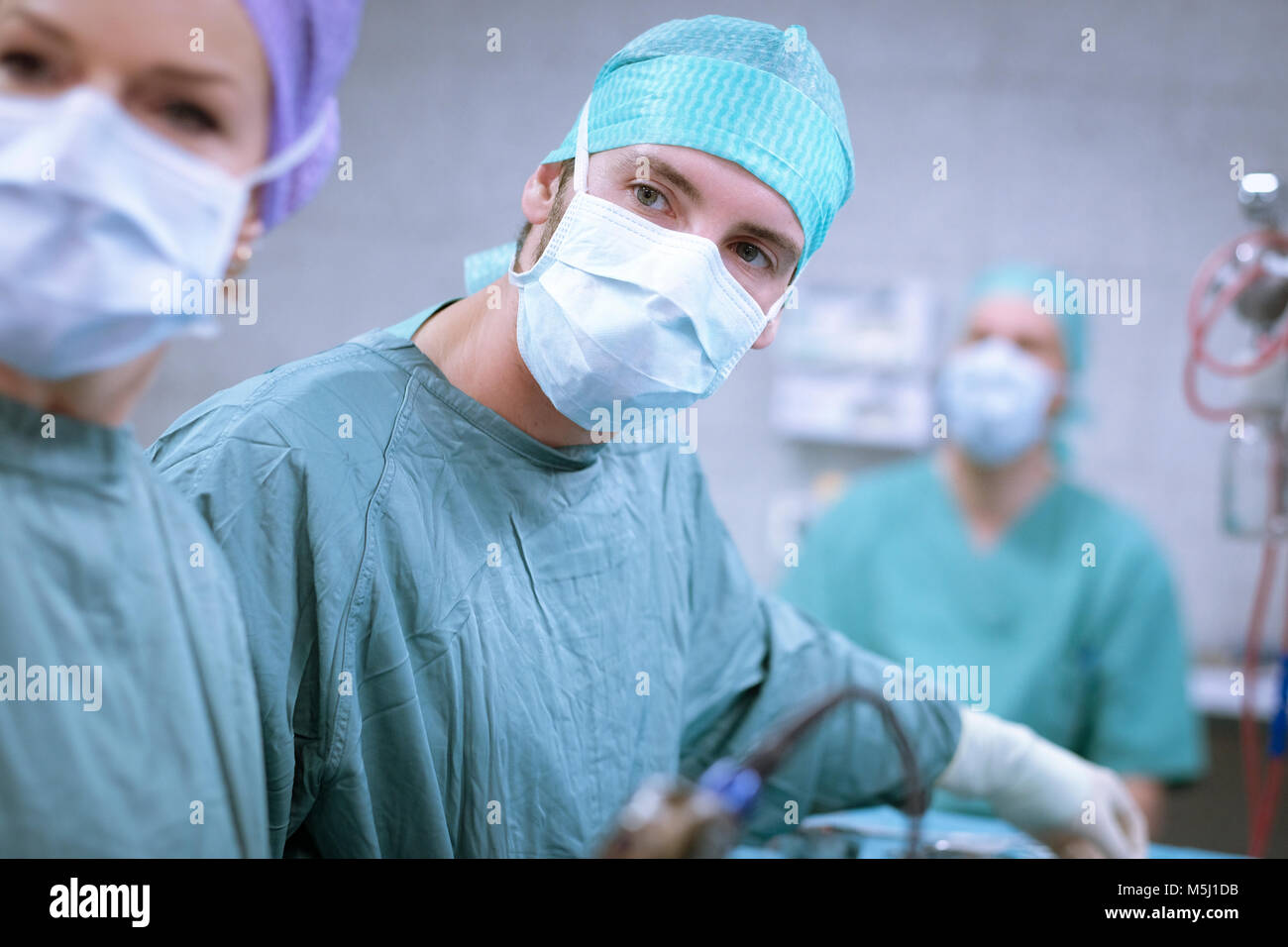 Neurochirurgen in Scrubs während einer Operation Stockfoto