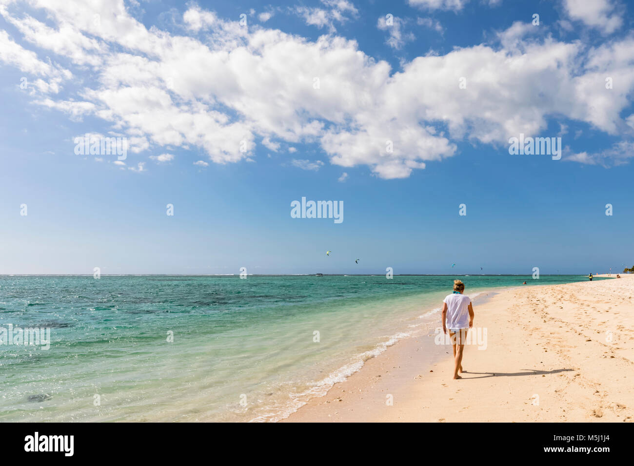 Mauritius, Südwestküste, Indischer Ozean, Strand von le Morne, weibliche Touristen am Strand Stockfoto