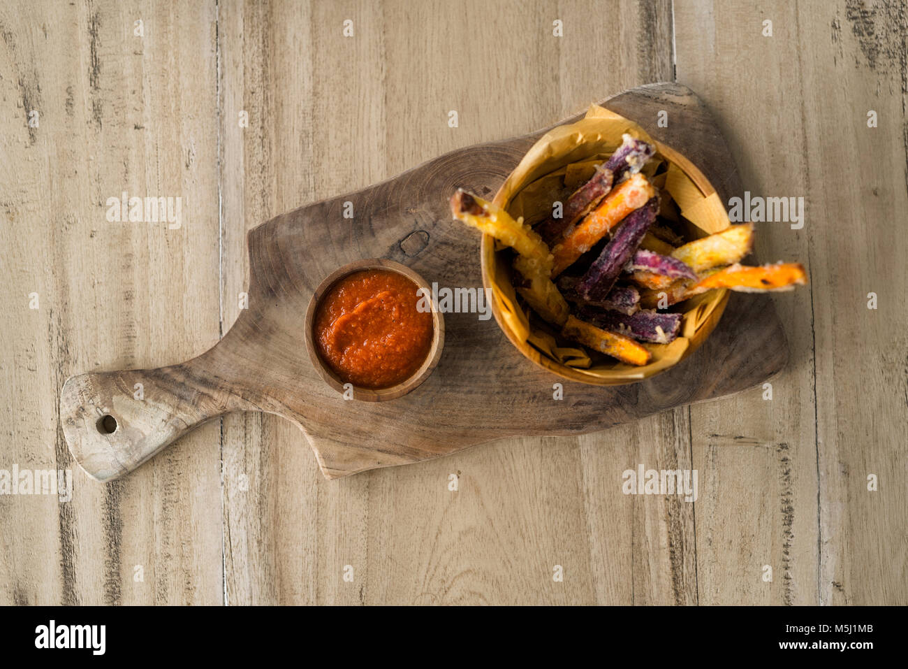 Hausgemachte süsse Kartoffeln und Kartoffelchips mit Tomaten-Dip Stockfoto