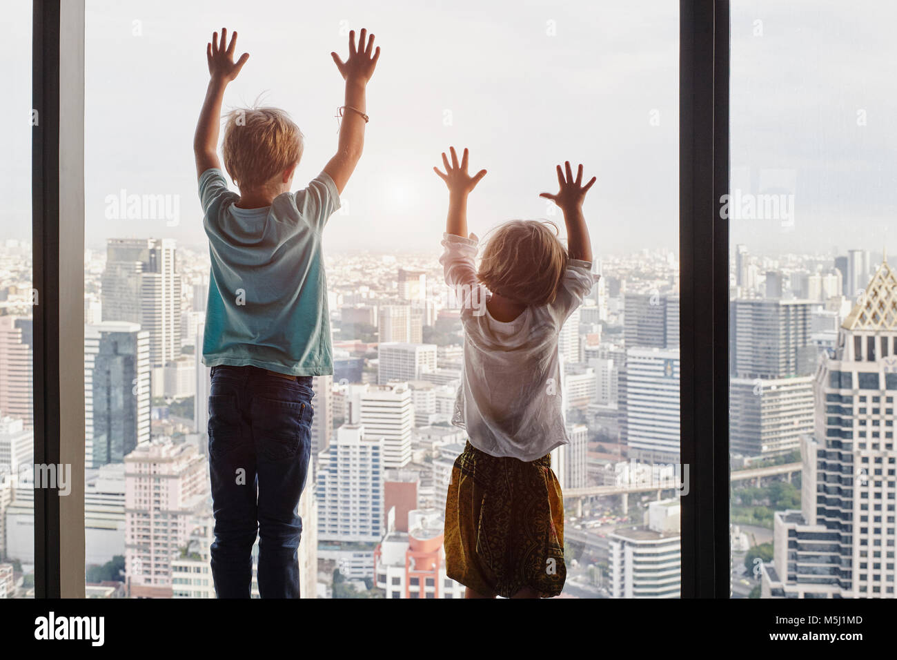 Thailand, Bangkok, Jungen und Mädchen durch das Fenster im Stadtbild suchen Stockfoto