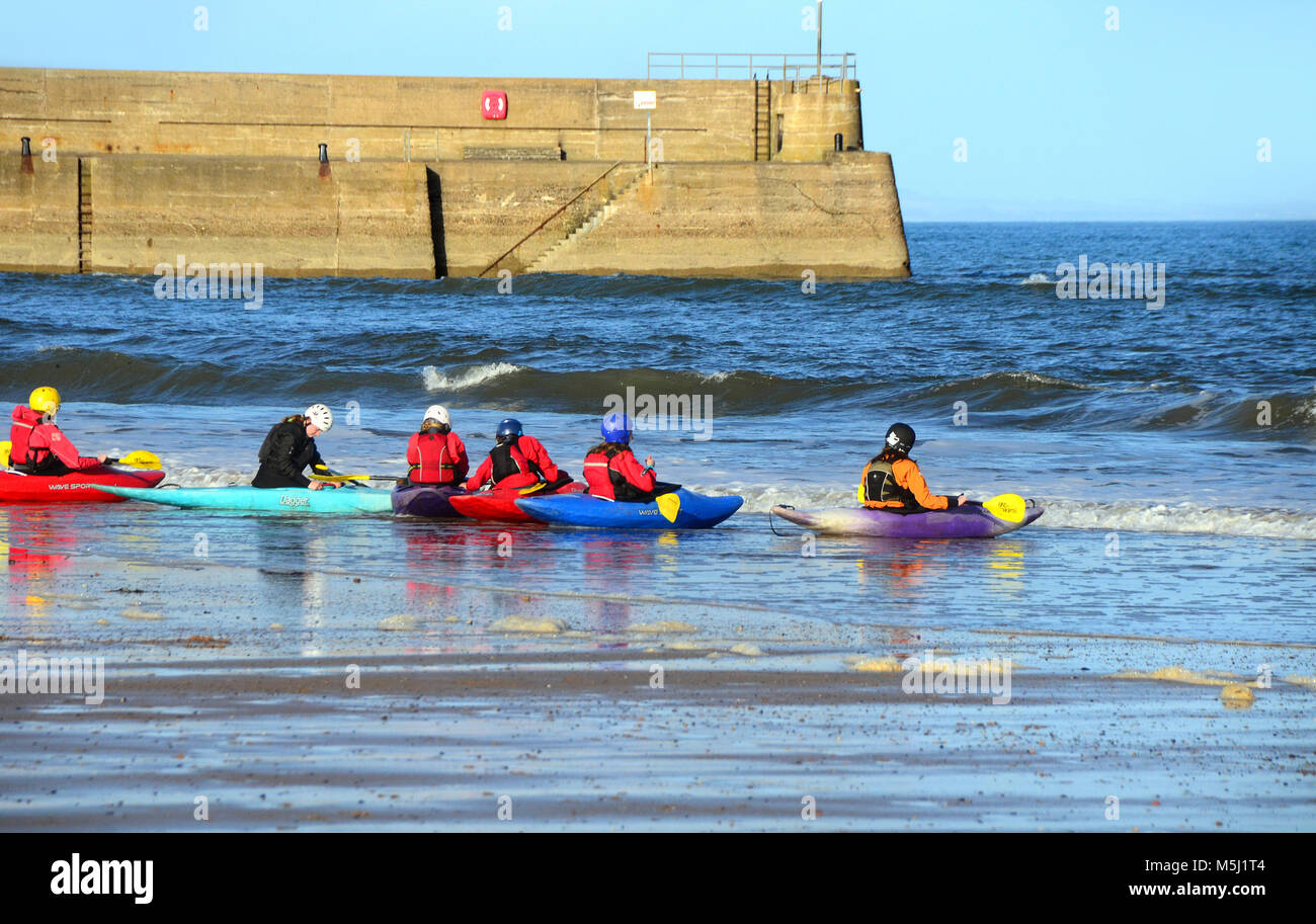 Kanuten vorbereiten, um das Wasser bei East Sands in St Andrews, Fife, Schottland zu nehmen Stockfoto
