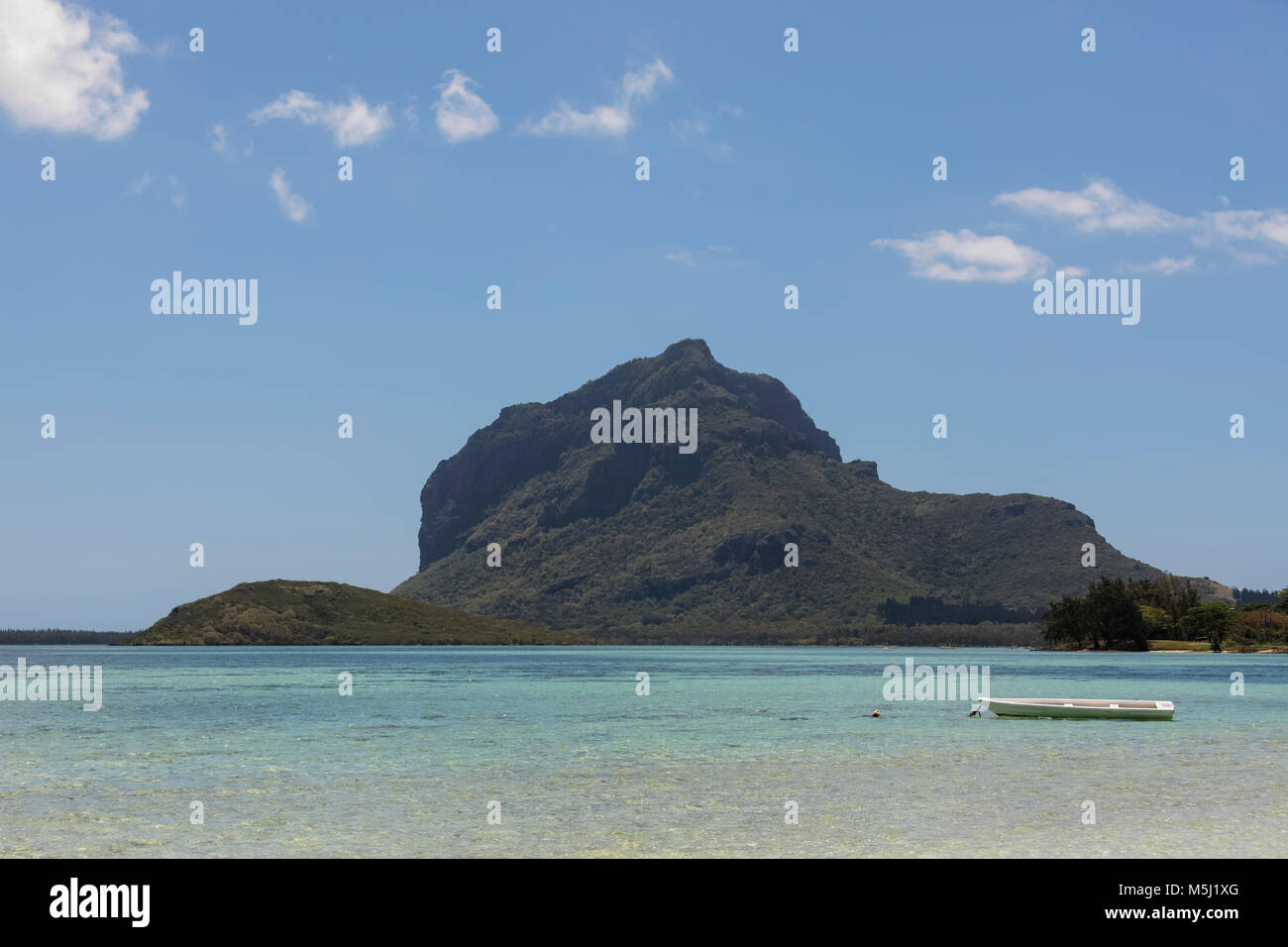 Mauritius, South Coast, Indischer Ozean, Le Morne mit Berg Le Morne Brabant, Boot Stockfoto
