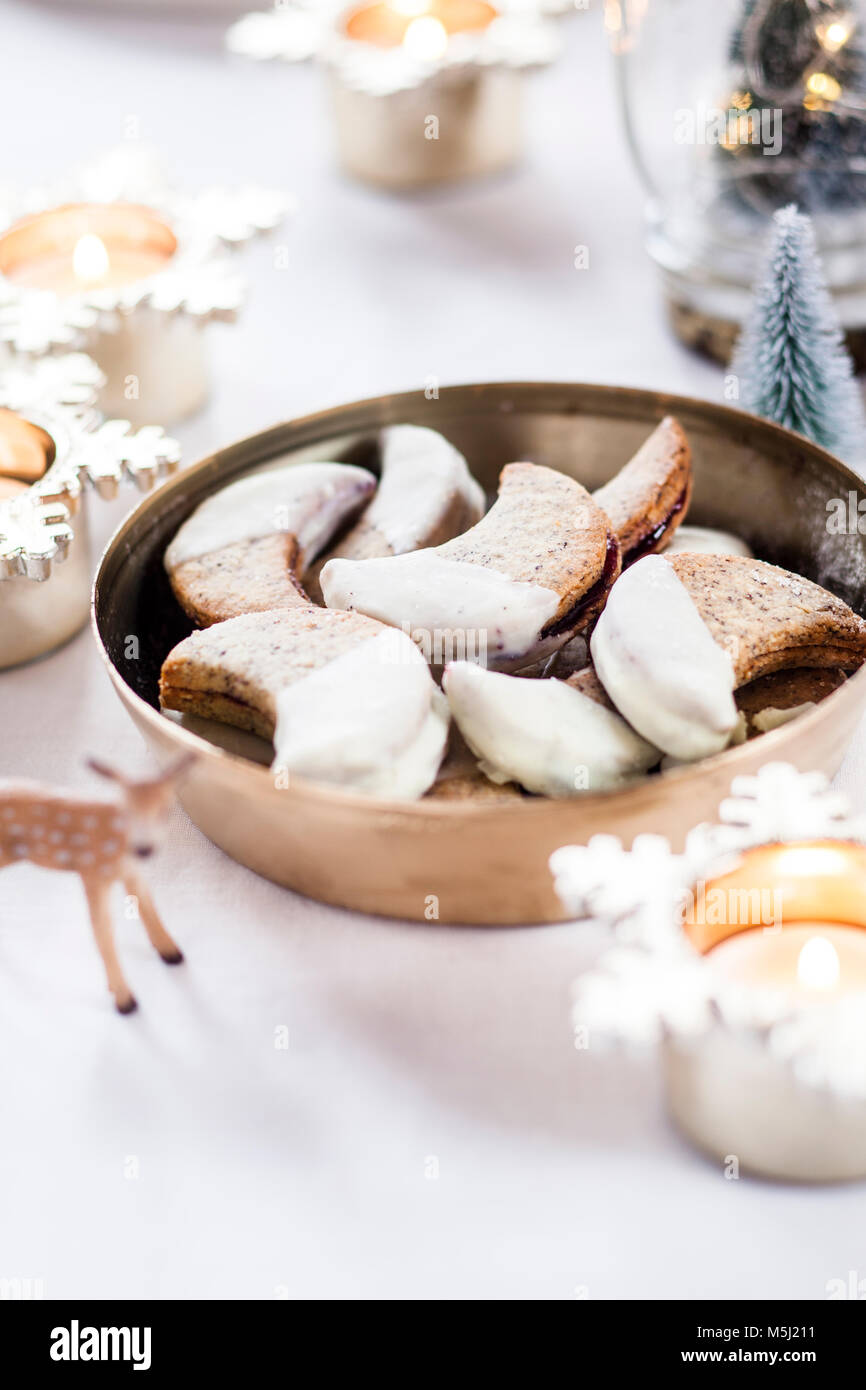 Schüssel mit Mohn Kekse mit Marmelade zu Weihnachten Zeit gefüllt Stockfoto