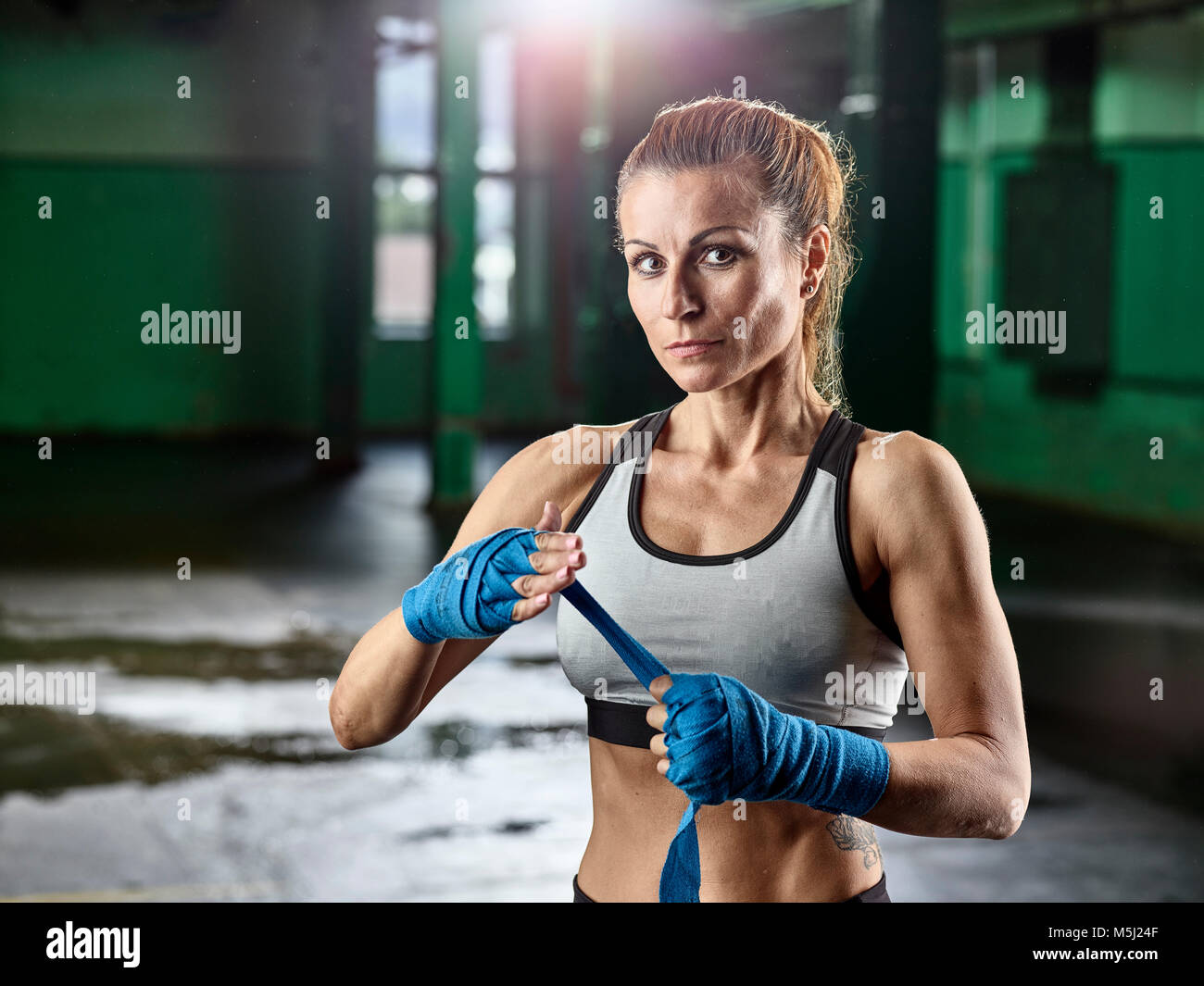 Portrait von weiblichen Martial Artist Vorbereitung auf einen Kampf Stockfoto