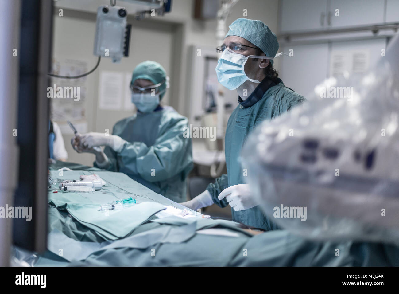Neuroradiologist in Scrubs im Betrieb am Monitor suchen Stockfoto