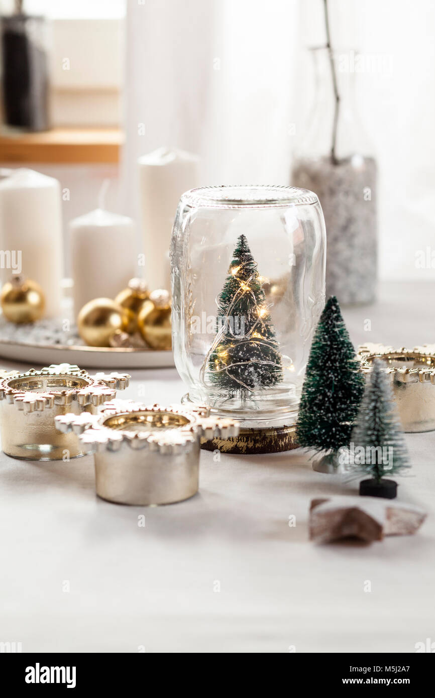 Weihnachts-Dekoration auf Tisch Stockfoto