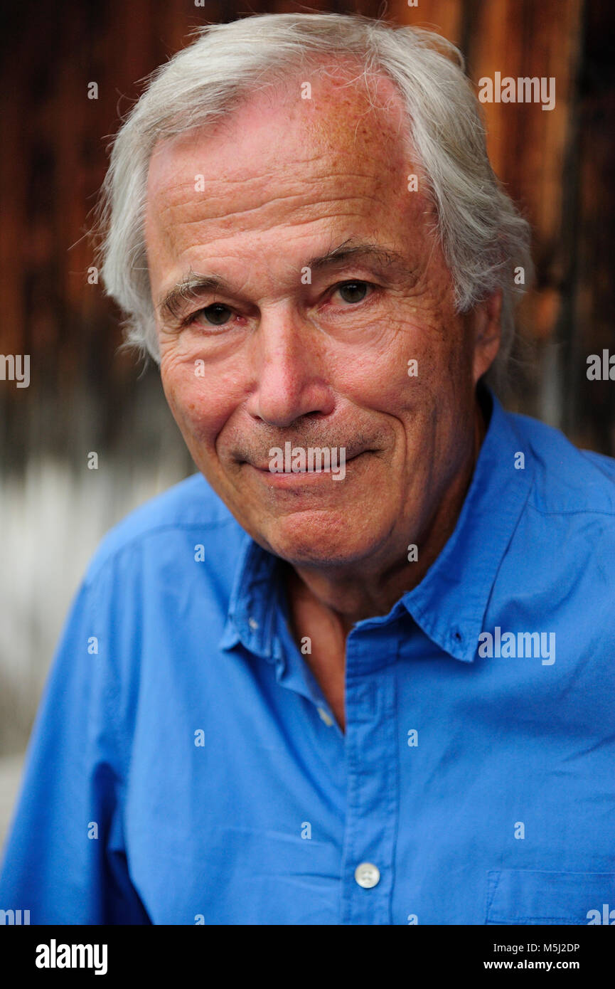Portrait von lächelnden älteren Mann mit blauem Hemd Stockfoto