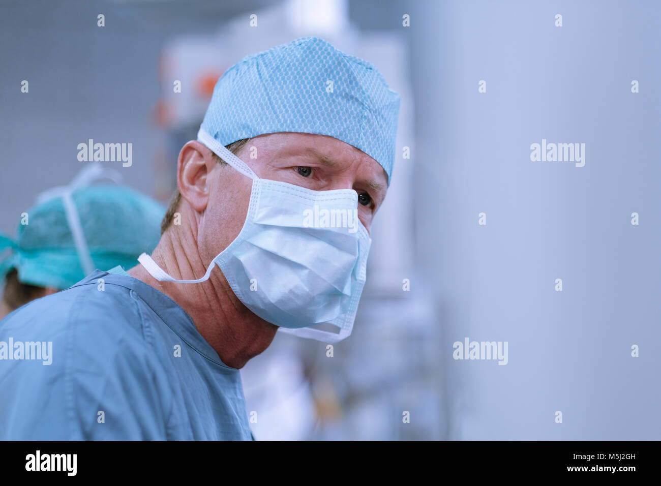 Portrait von neurochirurgen in Scrubs Stockfoto