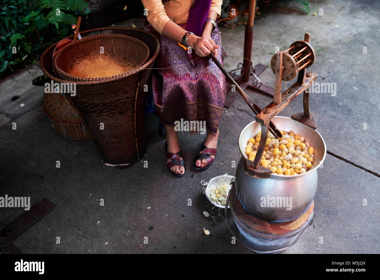 Traditionelle Seide Teekocher im Freien in den Prozess der Herstellung Seide, Bangkok Thailand. Stockfoto