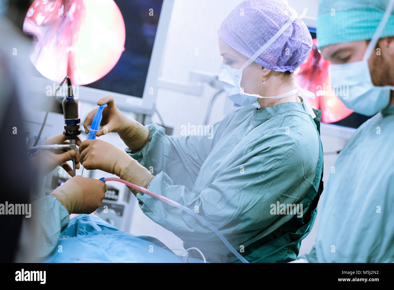 Neurochirurgen in Scrubs während einer Operation Stockfoto