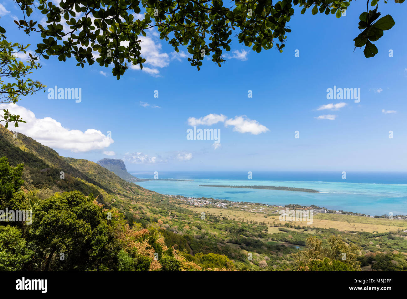 Mauritius, Ansicht von Chamarel view-Point an der Westküste, Insel Ile aux Benitiers, Le Morne mit Berg Le Morne Brabant Stockfoto