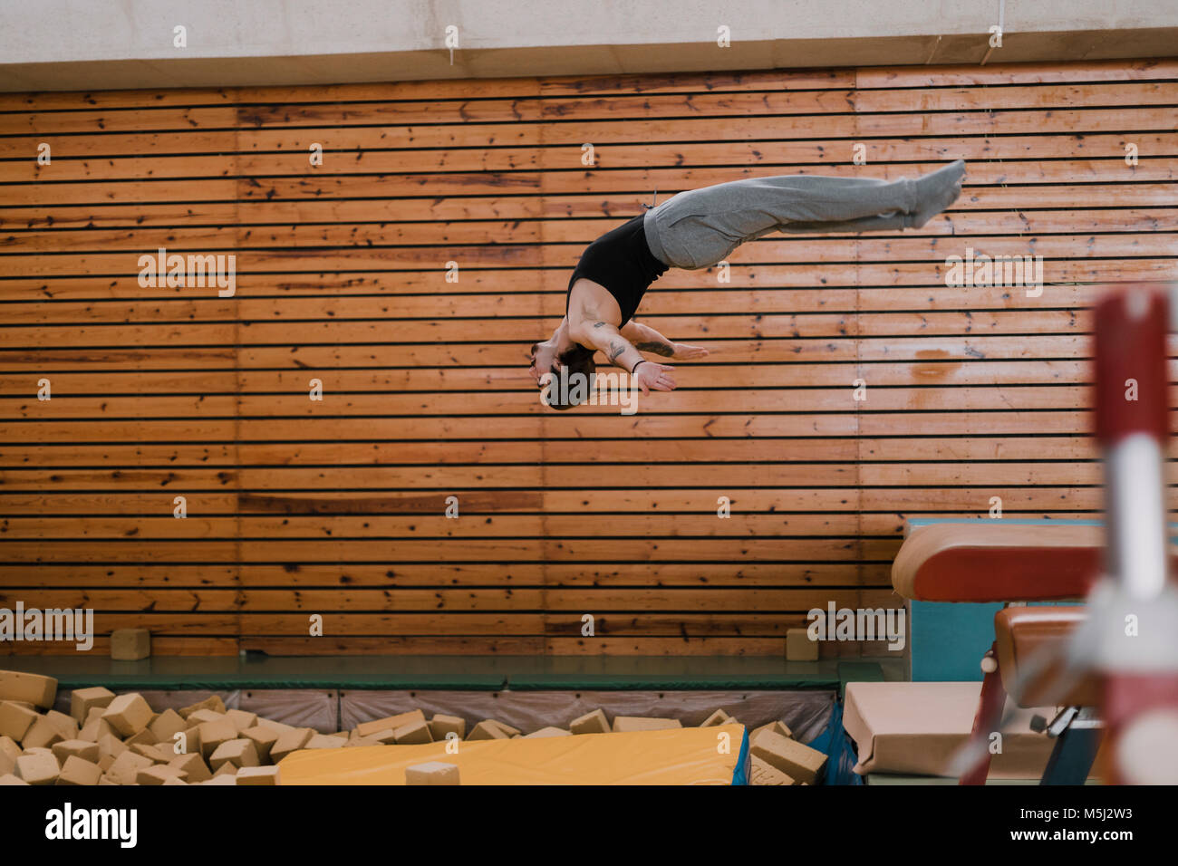 Gymnast ausüben, vaulting Tabelle in der Turnhalle Stockfoto