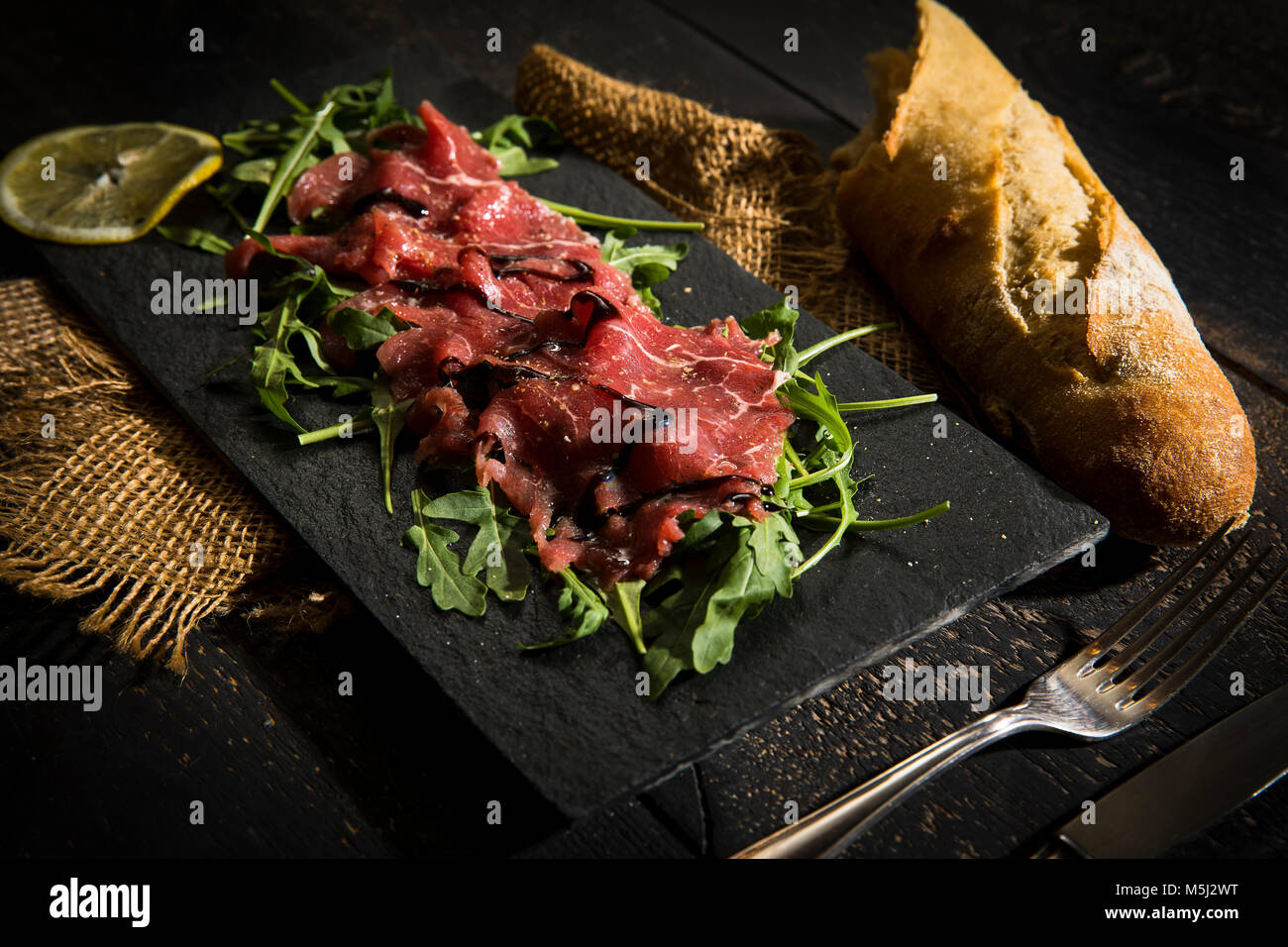 Carpaccio vom Rind auf Rakete Stockfoto