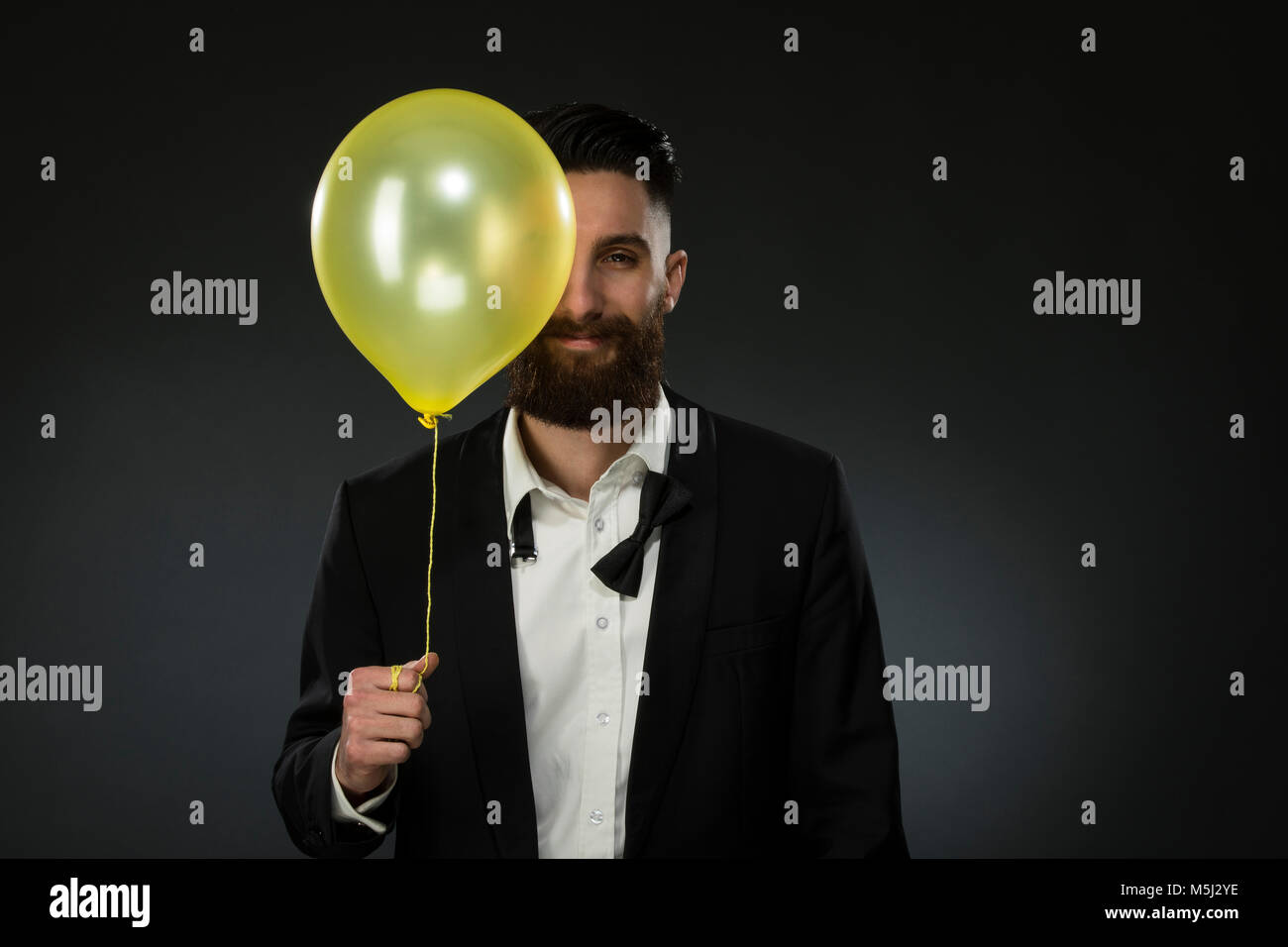 Porträt eines jungen Mannes mit einem Ballon, Tragende lose Black Tie Stockfoto