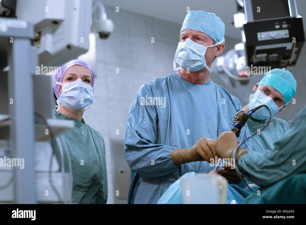 Team aus neurochirurgen in Scrubs während einer Operation Stockfoto