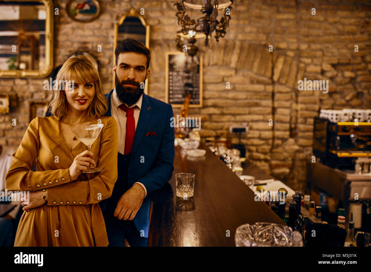 Portrait von elegantes Paar Drinks in einer Bar Stockfoto