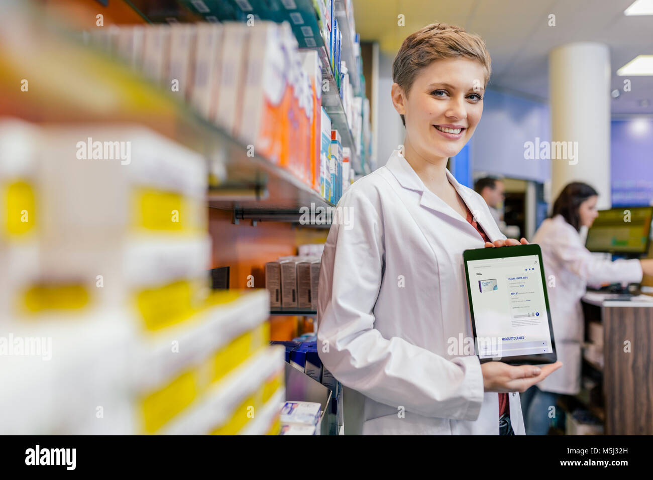 Portrait von lächelnden Apotheker in der Apotheke holding Tablet mit digitalen Bestellung Stockfoto