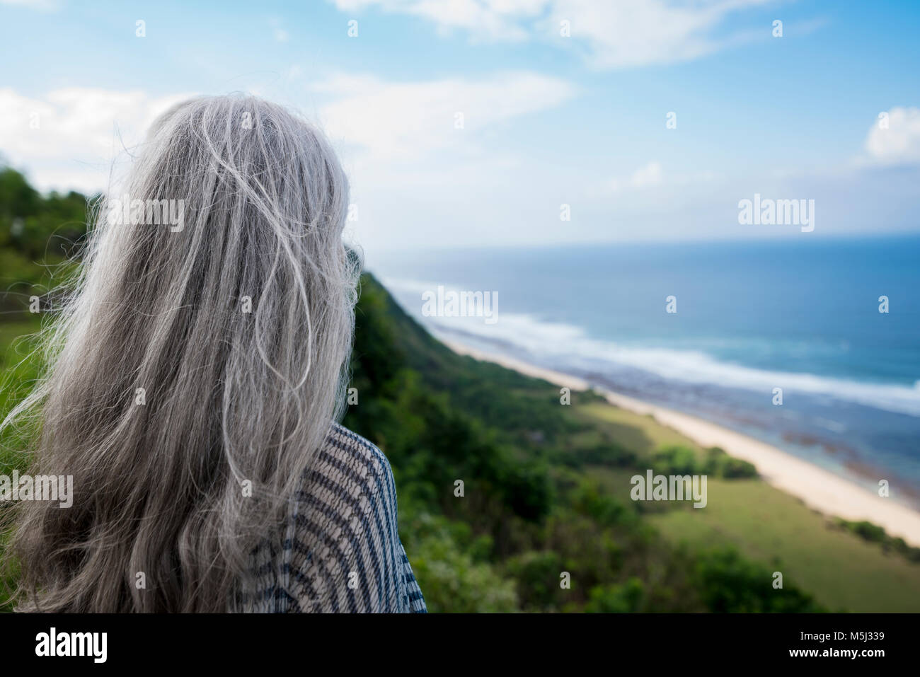 Ältere Frau mit Blick auf den Ozean Stockfoto