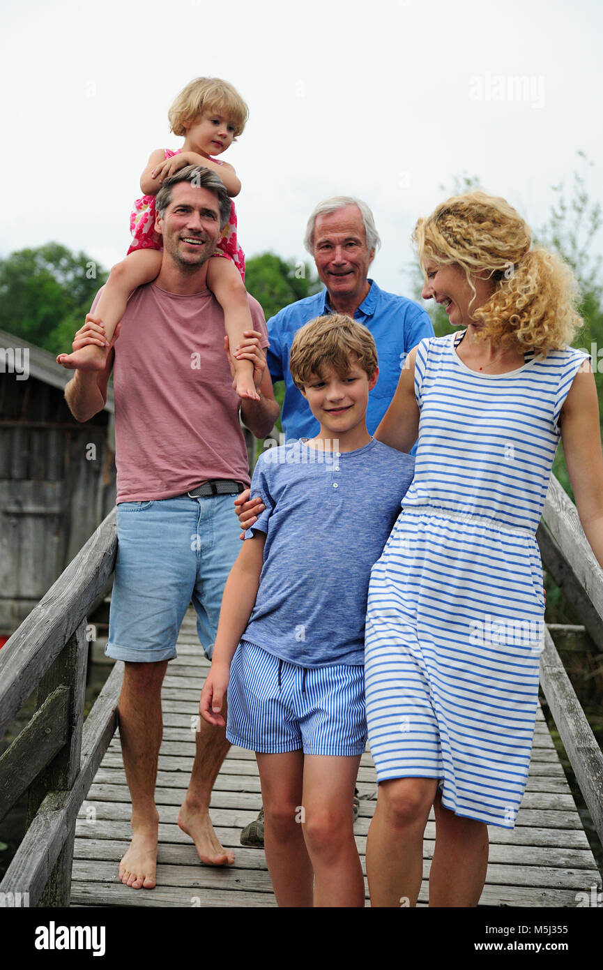 Glückliche Familie zusammen zu Fuß auf der Promenade im Sommer Stockfoto