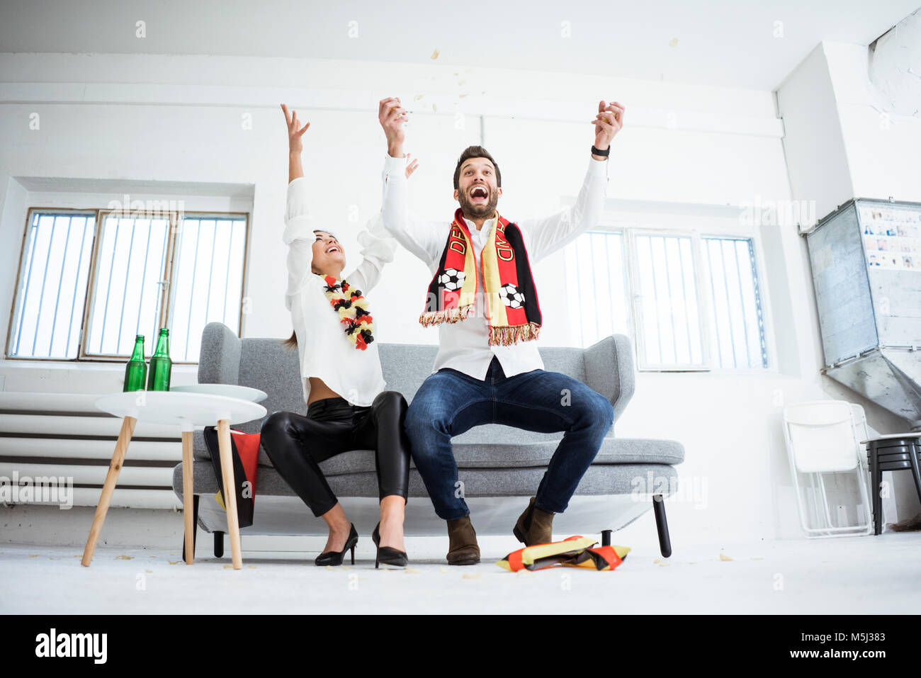 Deutsche Fußball-Fans auf der Couch aufgeregt Stockfoto