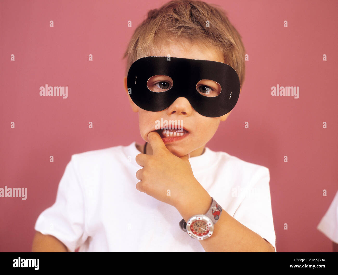 Porträt der kleine Junge mit schwarzen Augenmaske Stockfoto