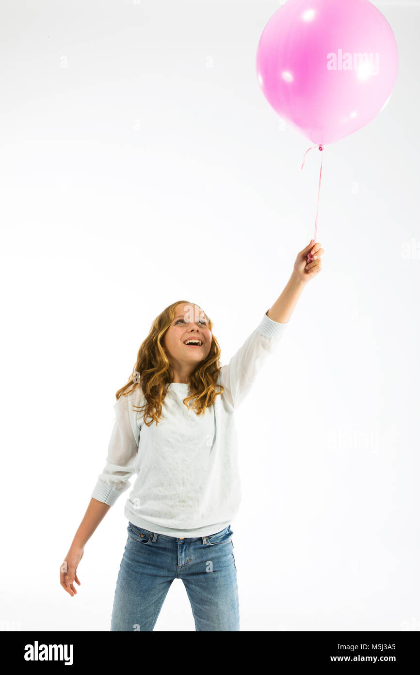 Mädchen spielen mit Rosa Ballon Stockfoto