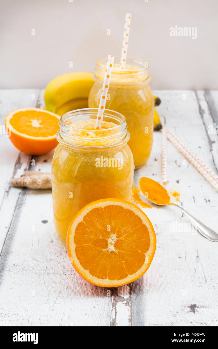 Orange Banana Smoothie mit Ingwer und Kurkuma Stockfoto