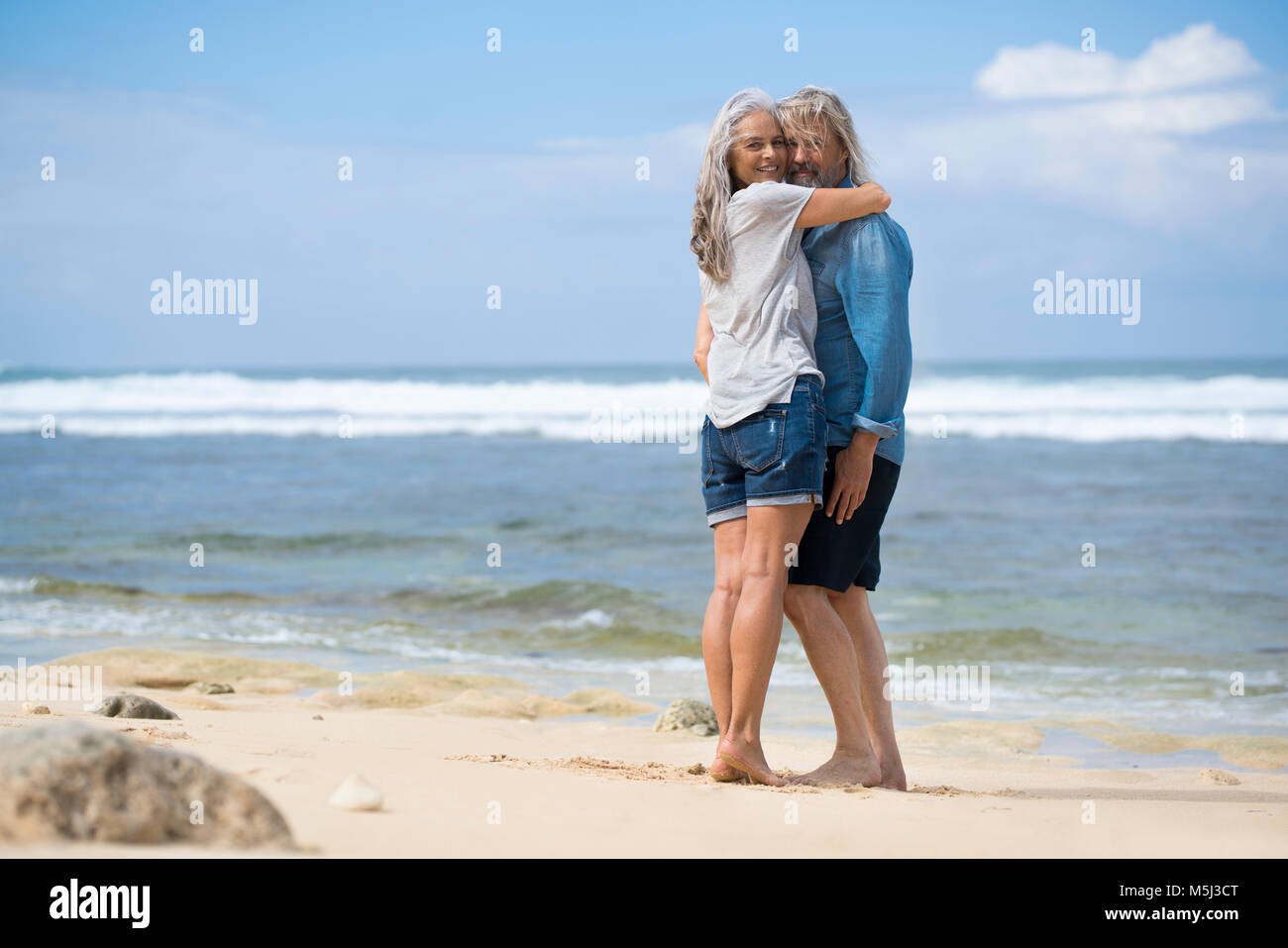 Herzlichen senior Paar stehend auf den Strand Stockfoto