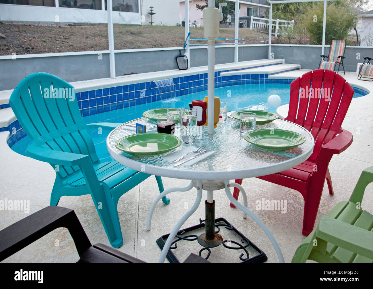Tisch und Gartenstühlen richten Sie draußen am Pool zu essen Stockfoto