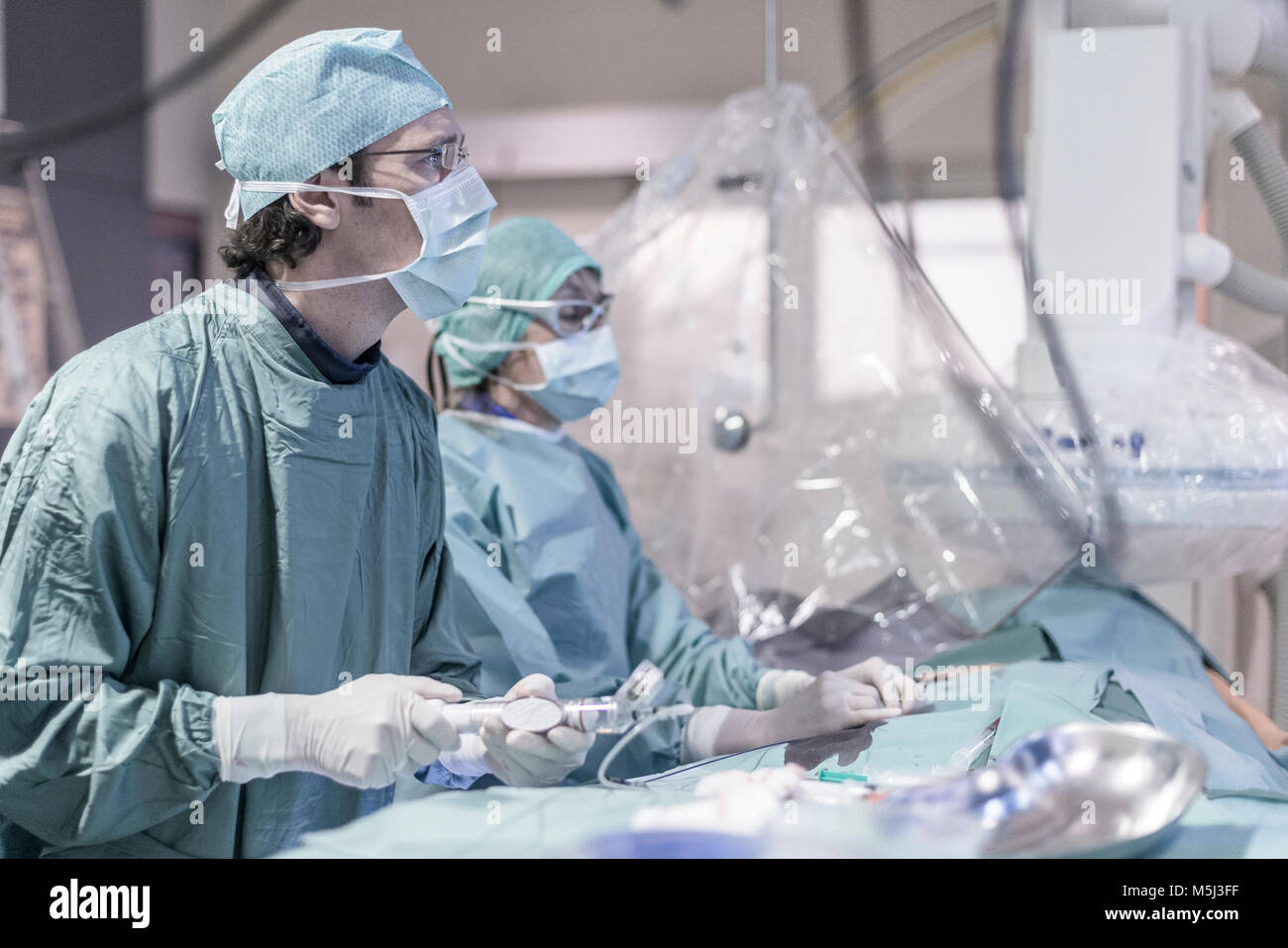 Neuroradiologist mit Assistent in scrubs Vorbereitung einer Operation Stockfoto