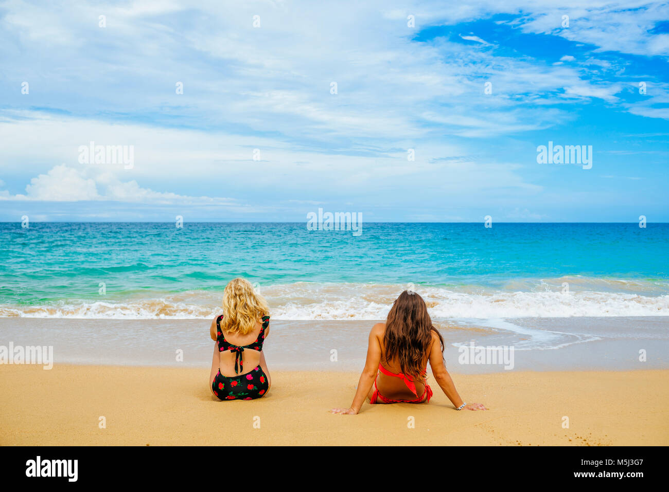 Panama Und Bocas Del Toro Playa Bluff Zwei Frauen In Bikinis Am Strand Zu Sitzen 