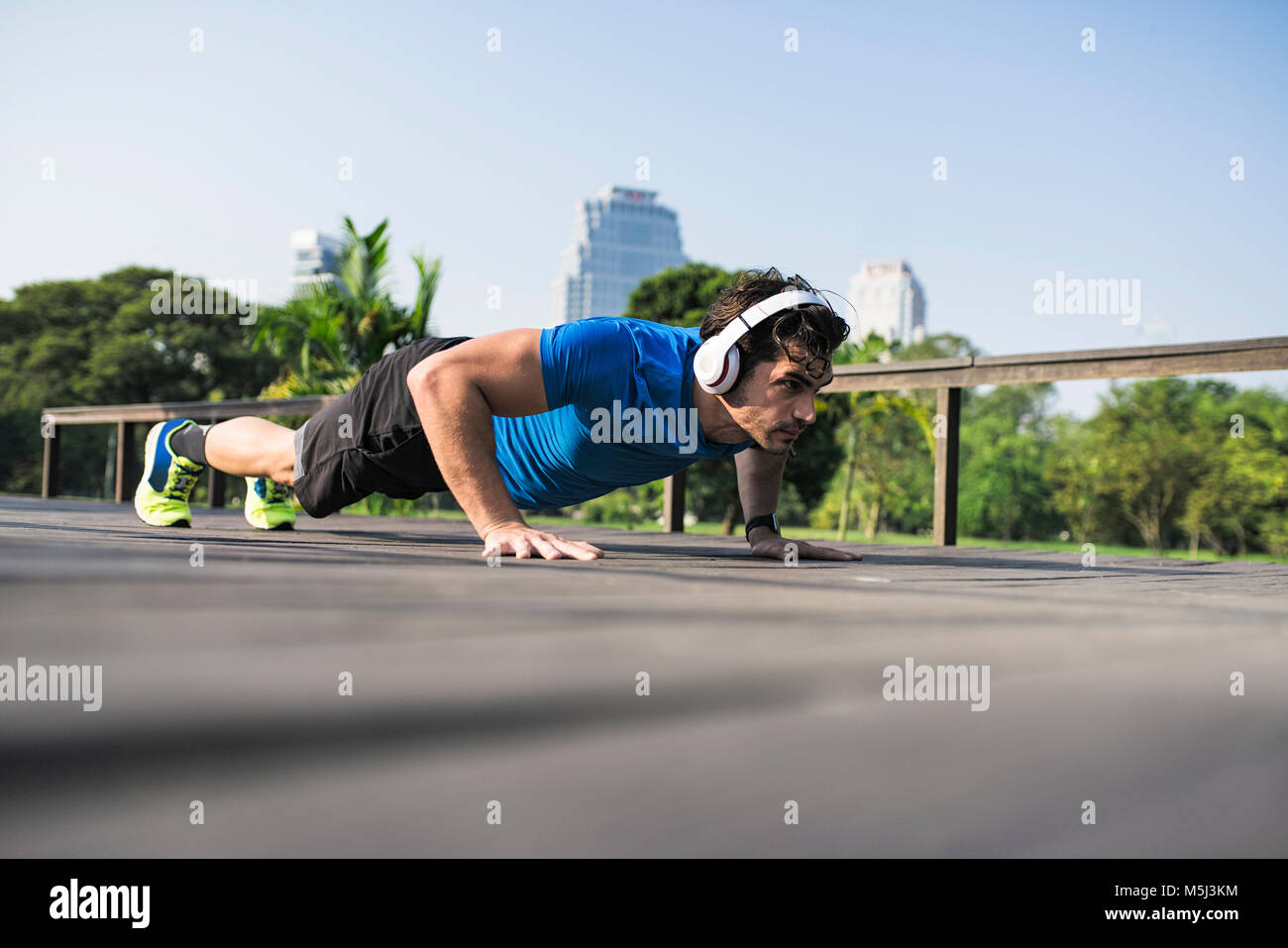 Athleten trainieren Push-ups in der Stadt Stockfoto
