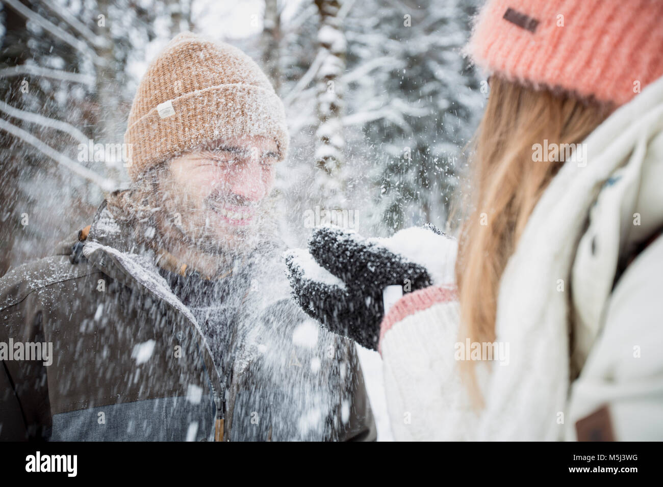 Glückliches Paar Spaß mit Schnee im Winter Landschaft Stockfoto