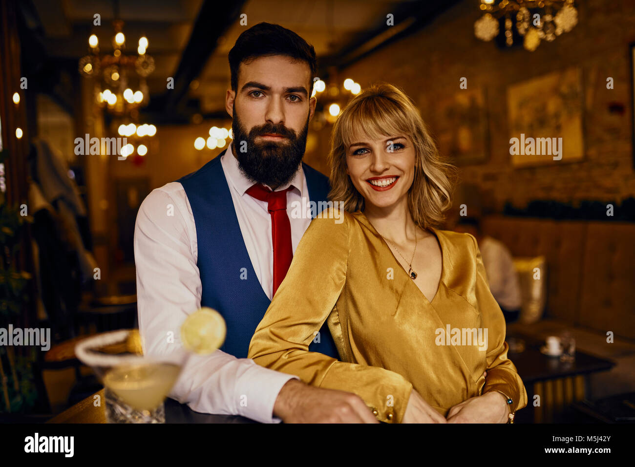 Portrait von elegantes Paar in einer Bar Stockfoto