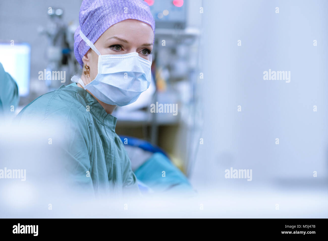 Chirurg in Scrubs während einer Operation Stockfoto