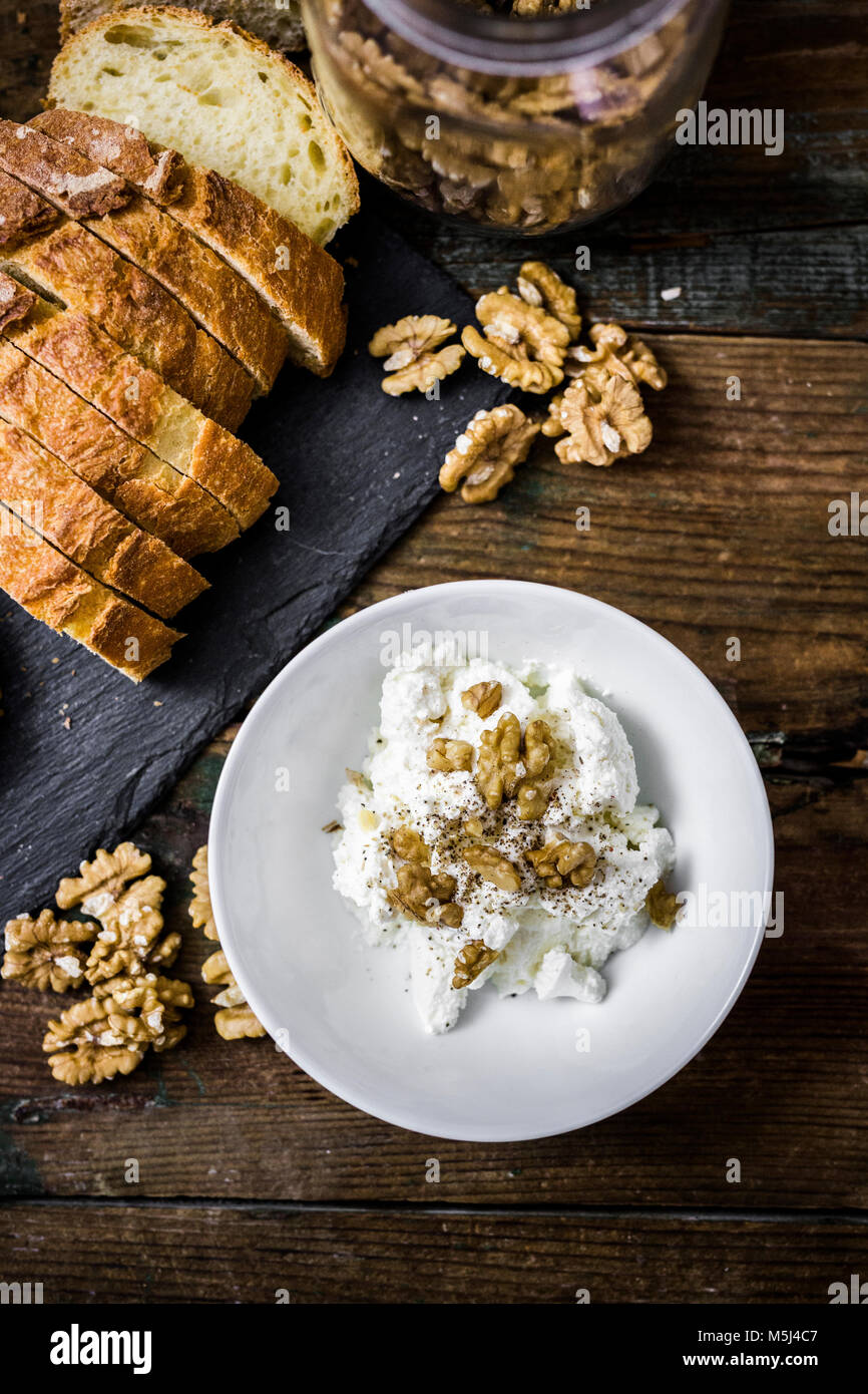 Bruschetta und verschiedenen Zutaten, Brot, Käse, Ricotta, Walnüsse Stockfoto