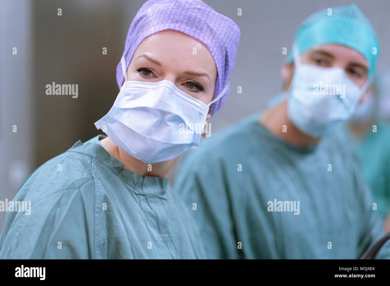 Neurochirurgen in Scrubs während einer Operation Stockfoto