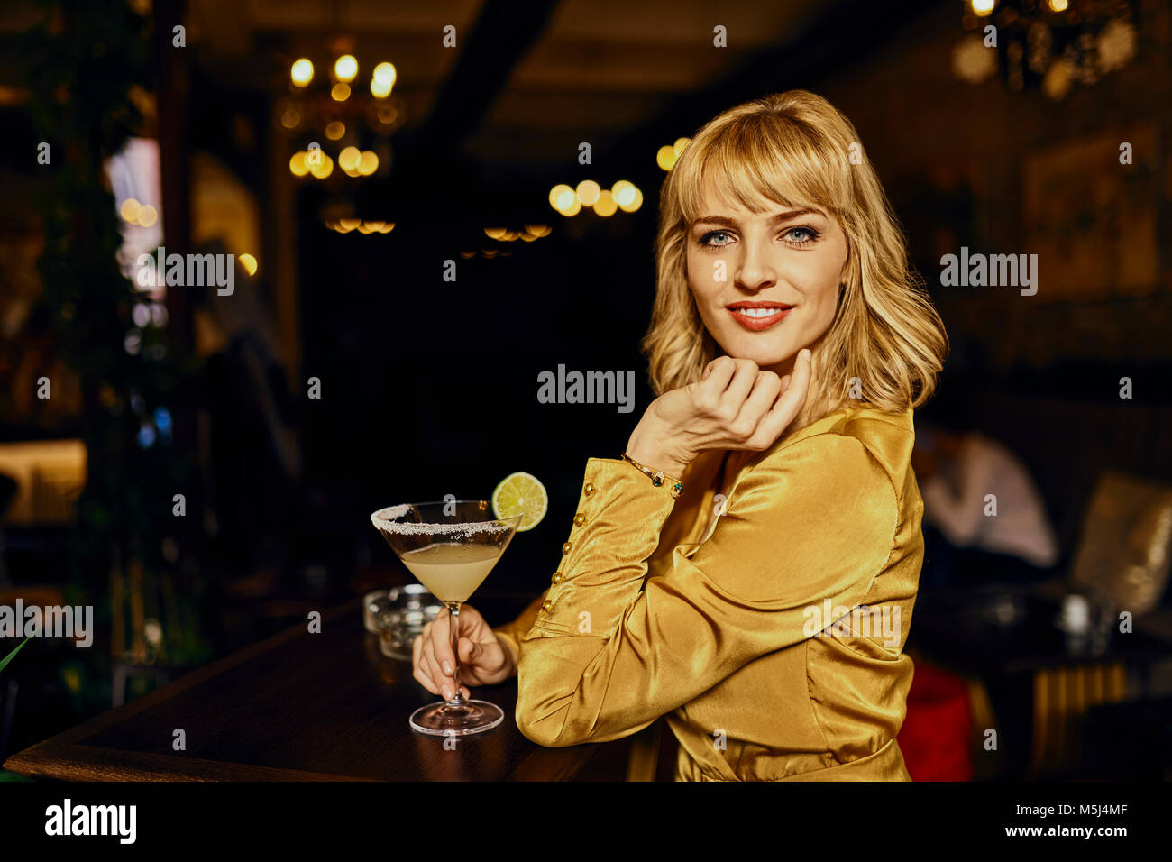 Porträt der elegante Frau mit Cocktail in einer Bar Stockfoto