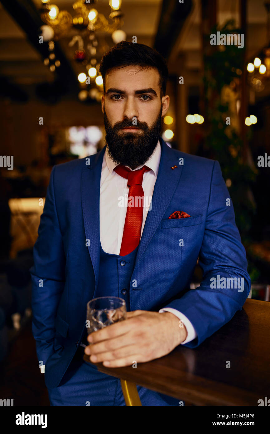 Portrait von eleganten jungen Mann in eine Bar mit Zuhaltung Stockfoto