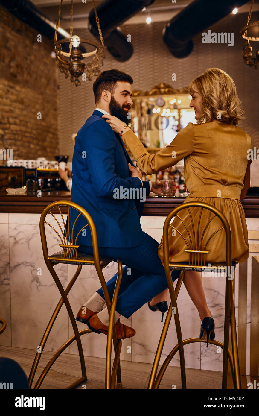 Elegantes Paar an der Theke sitzen in einer Bar Stockfoto