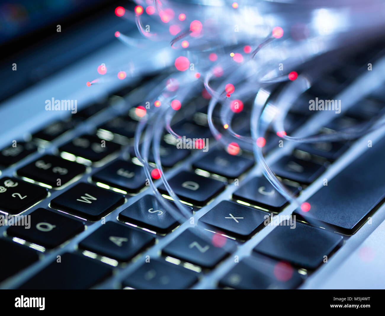 Faseroptik und Tastatur des Laptops Stockfoto