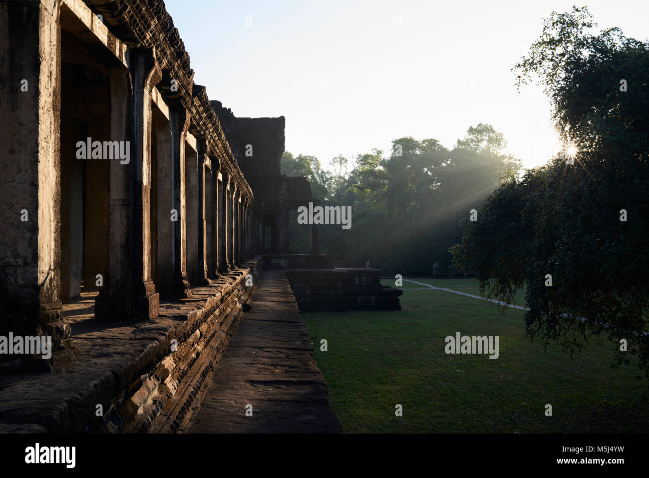 Magie der Lichtstrahl bei Sonnenaufgang über einer Seite von budhist Angkor Wat Tempel. Siem Reap, Kambodscha. Stockfoto